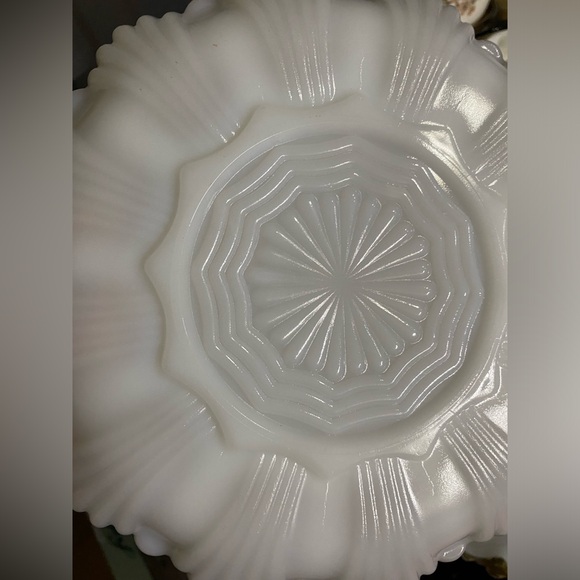 Matched pair of vintage Milkglass serving platters Anchor Hocking - Picture 4 of 8